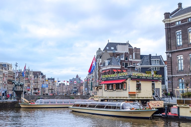 Ticketstand für Grachtenrundfahrten am Wasser im Amsterdamer Stadtzentrum.
