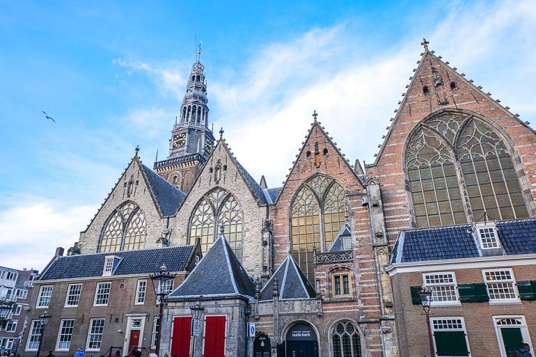 Alte Kirche mit Uhr und Glasfenstern in Amsterdam.