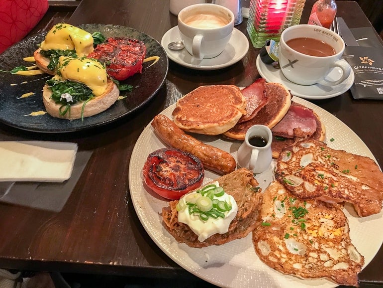 Frühstück mit Pfannkuchen, Ei, und mehr auf Tisch bei Greenwoods in Amsterdam Niederlande.
