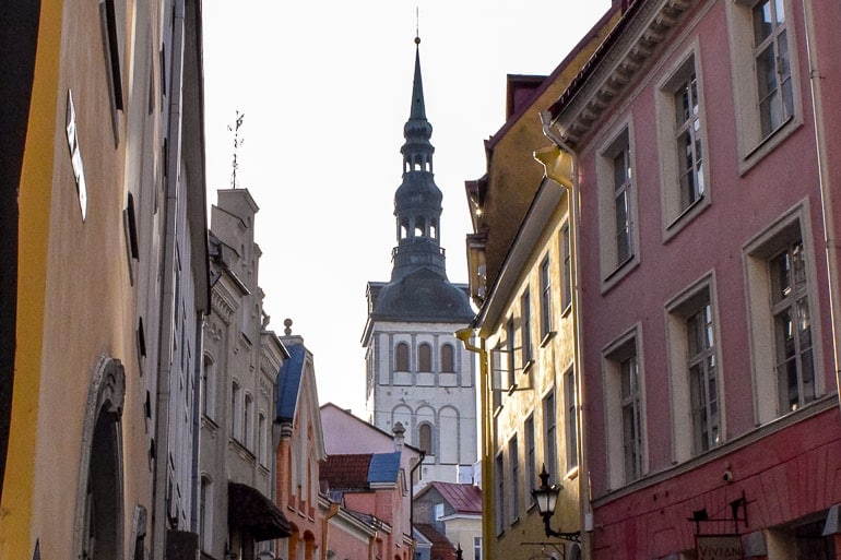 Weißer Kirchturm zwischen bunten Gebäuden in Altstadt von Tallinn