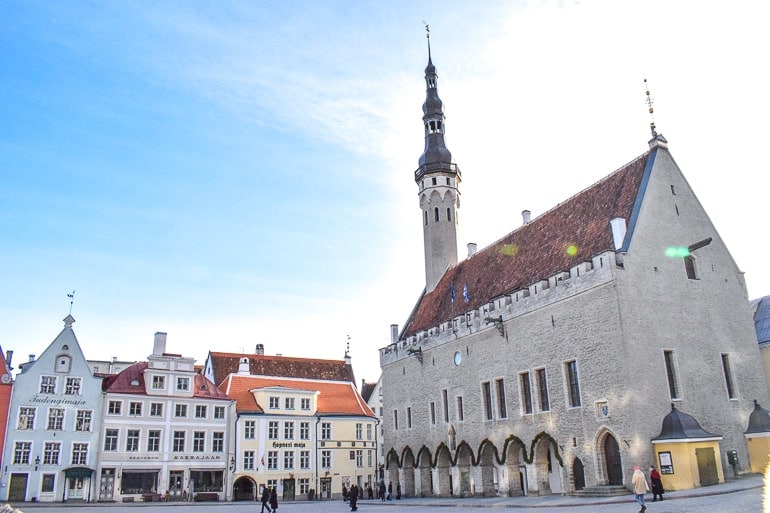 Altes Rathaus mit bunten Gebäuden an Rathausplatz Tallinn Estland