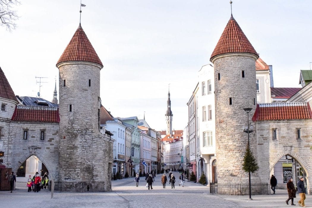 Altes Steintor mit orangenen Dächern an Altstadt von Tallinn
