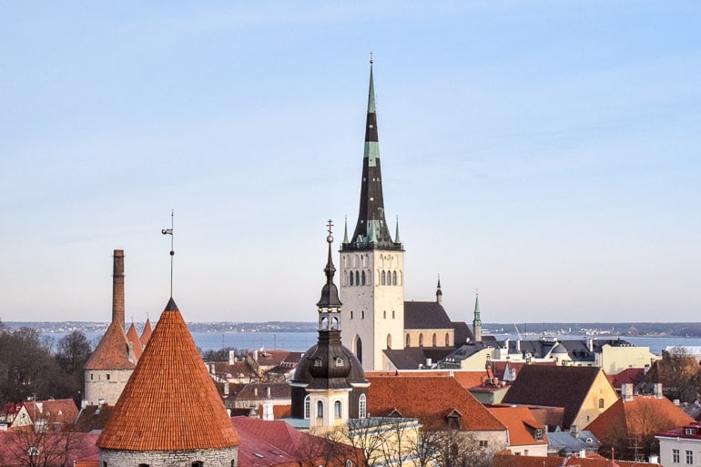 Grüner und weißer Kirchturm mit Dächern von Tallinns Altstadt