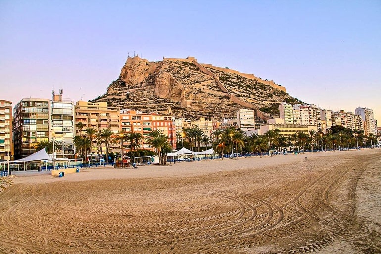 Burg auf Berg mit Strand darunter Sehenswürdigkeiten Alicante