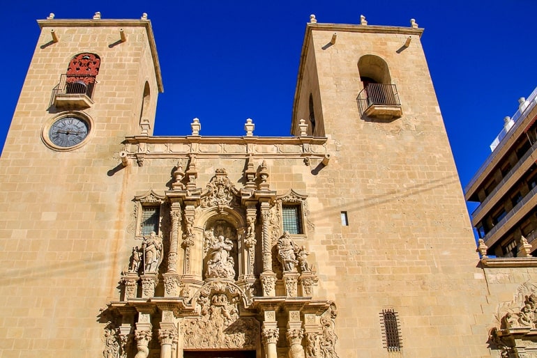 Eingang zu alter Kirche aus Sandstein in Spanien