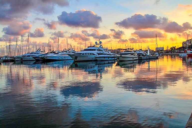Farbenfroher Sonnenuntergang mit Booten im Hafen