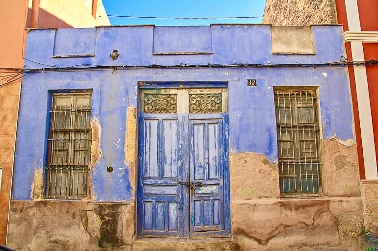 Alte blaue Holztür zu Gebäude in ALtstadt von Alicante