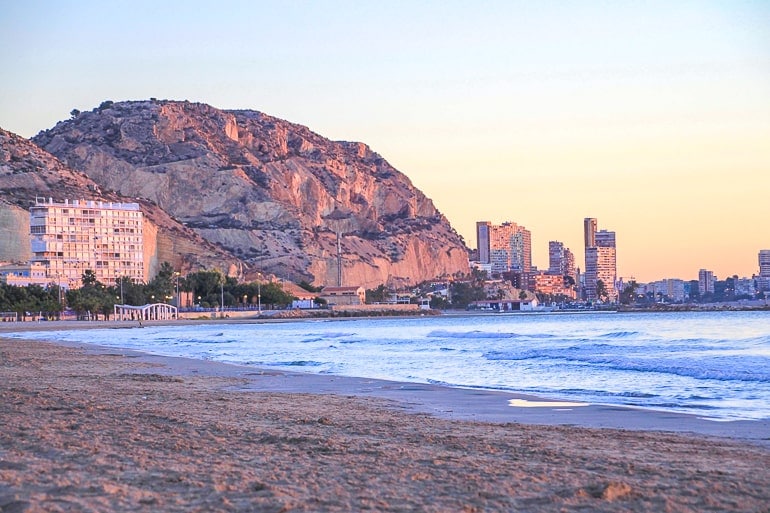 Sonnenaufgang über felsiger Klippe und Strand Alicante Spanien Sehenswürdigkeiten
