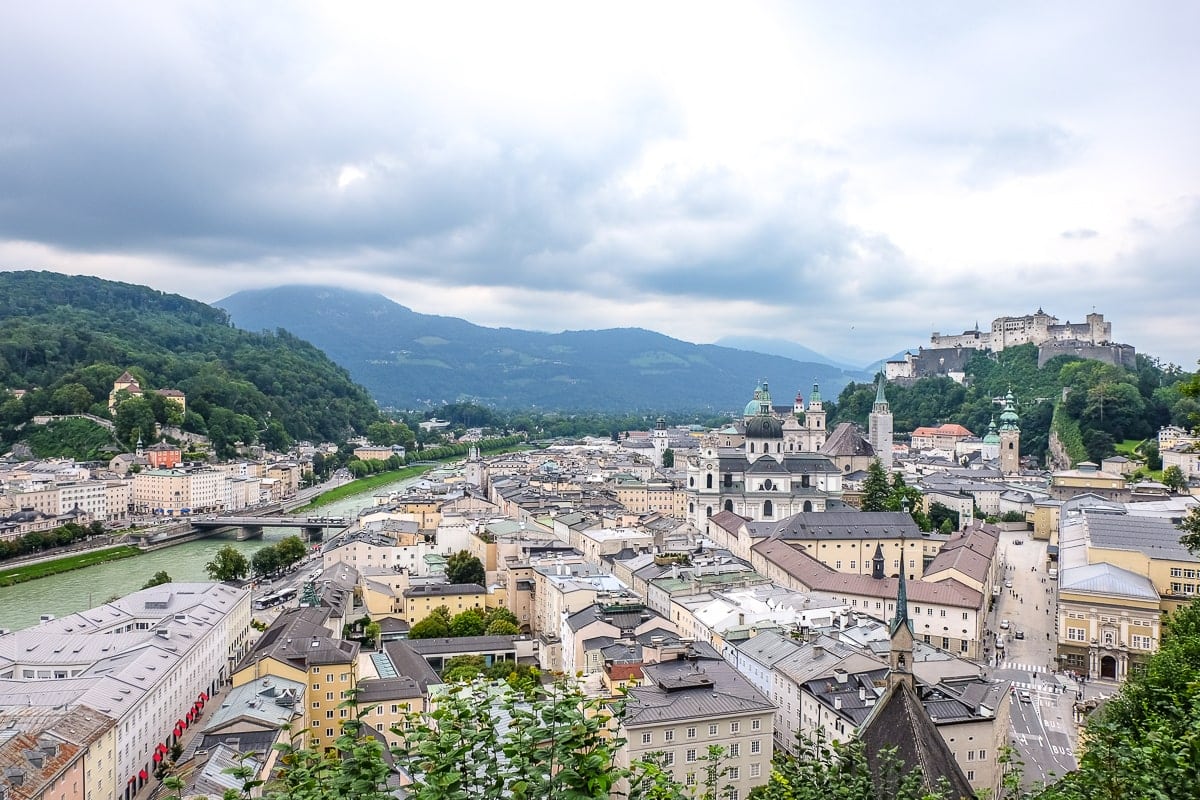 Gebäude in Altstadt von Salzburg mit Festung auf Hügel im Hintergrund