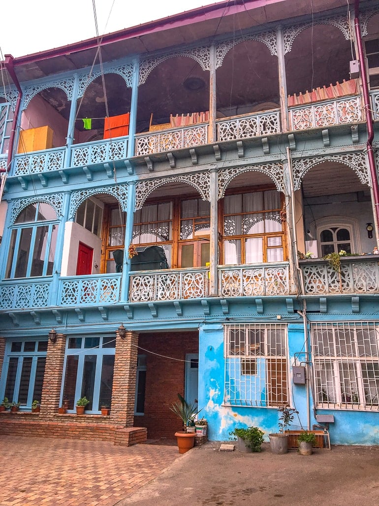 Buntes Haus mit Balkonen in Altstadt von Tbilisi Sehenswürdigkeiten