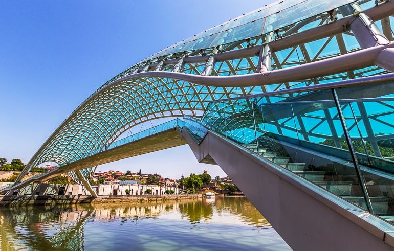 Brücke aus Glas und Stahl über Fluss in Georgiens Hauptstadt