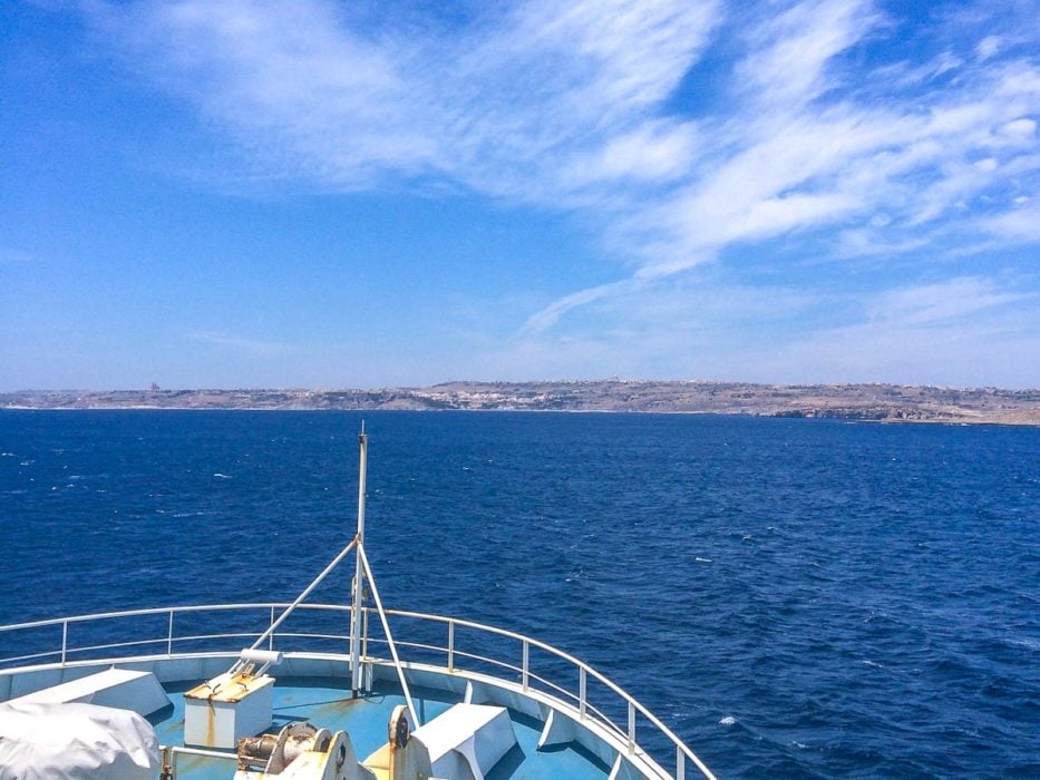 Spitze einer Fähre mit Land und Wolken Malta Gozo Fähre