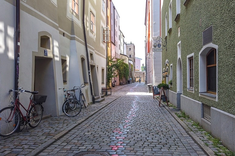 Kopfsteingepflasterte Straße mit farbiger Linie auf dem Boden