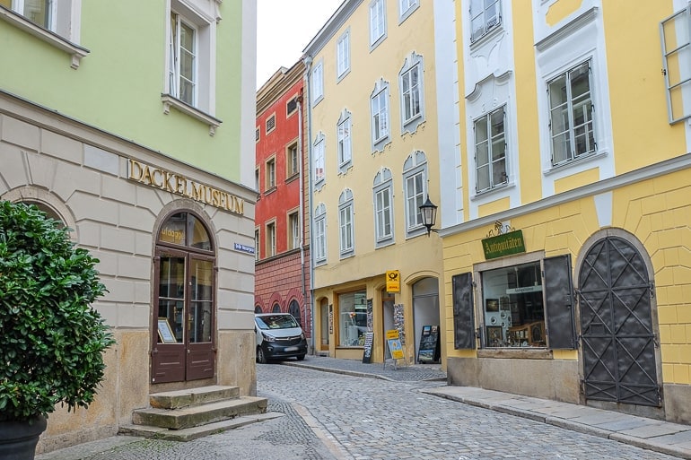Bunte Gebäude in Altstadt mit Kopfsteinpflaster in Passau