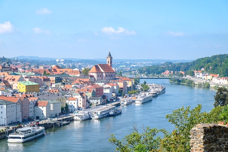 Blauer Fluss mit Booten neben Altstadt von Passau in Deutschland