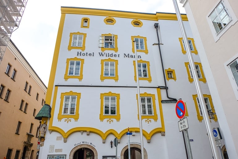 Weißes und gelbes Hotelgebäude in Altstadt von Passau