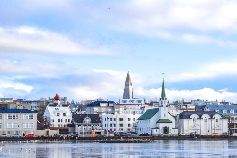 Große Kirche mit Museumsgebäude entlang des Seeufers in Reykjavik