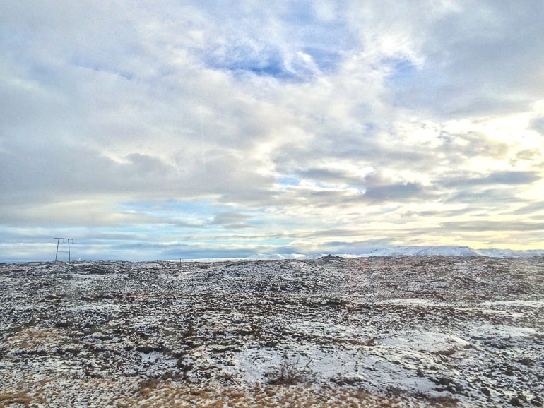 Schneebedeckter steiniger Boden auf Island entlang der Straße