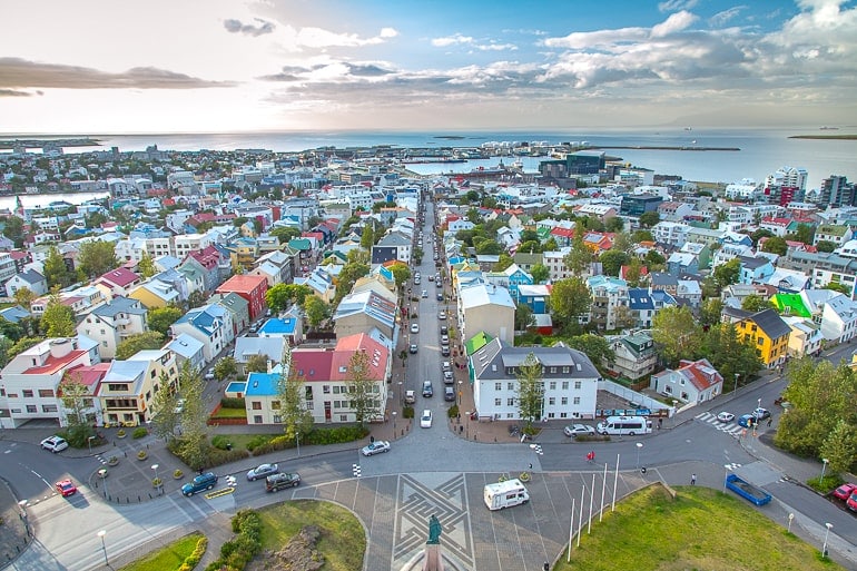 Blick auf bunte Häuser und Straßen von oben in Reykjavik