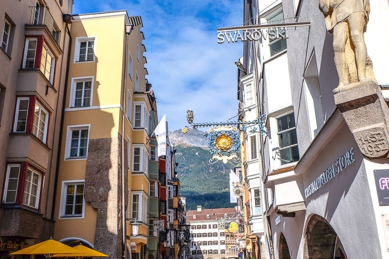 Schild von Swarovski Laden hängt in Altstadt von Innsbruck