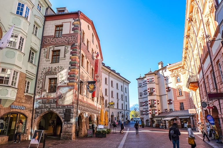 Bunte Gebäude und Läden in Altstadt von Innsbruck