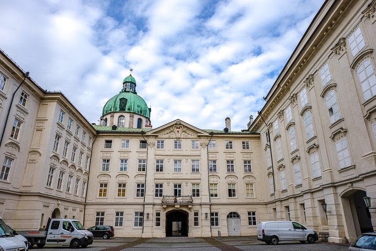 Großer Innenhof von Hofburg mit grüner Kuppel
