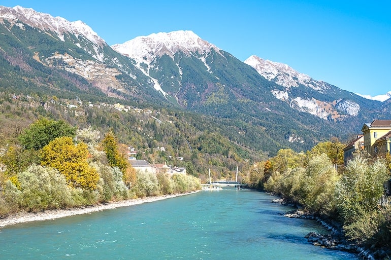 Blauer Fluss mit Bergen im Hintergrund in Innsbruck Österreich