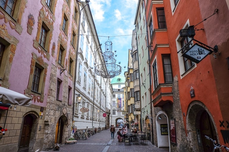 Schmale Straße in Altstadt mit hängenden Lichtern und Dekorationen