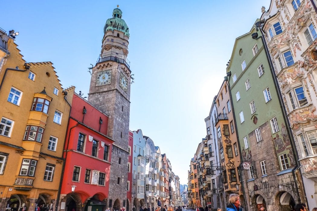 Foto von Innsbrucker Stadtturm und farbenfrohen Altstadtgebäuden bei blauem Himmel