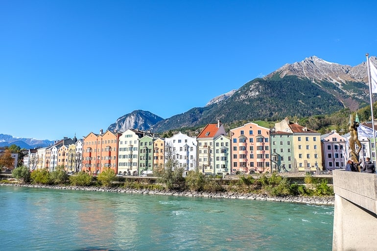 Bunte Häuser nebeneinander entland des blauen Flusses in Innsbruck