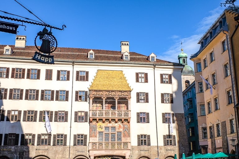 Großes goldenes dach auf Altstadtgebäude in Innsbruck Österreich