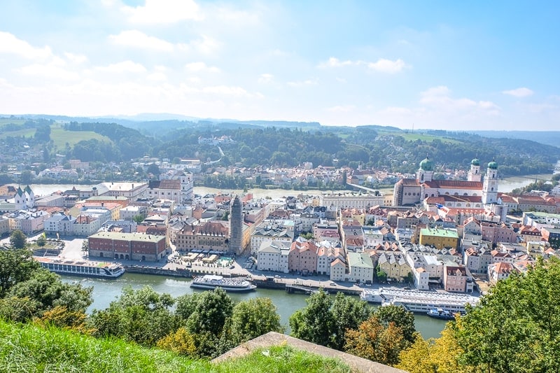 Blick auf Altstadt von Passau mit Fluss im Vordergrund von oben