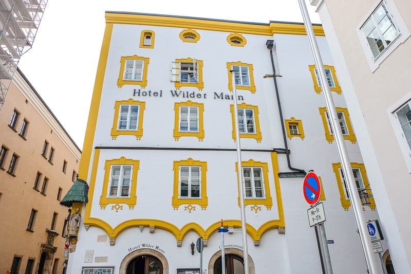 Altes weißes und gelbes Gebäude in Altstadt von Passau Deutschland