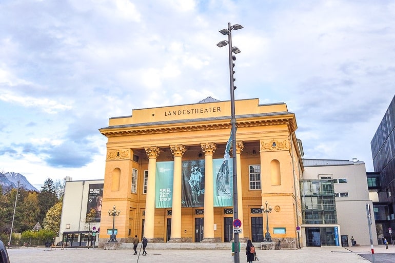 Großes Theatergebäude mit Vorplatz in Innsbruck