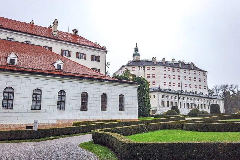 Großes Schlossgebäude mit grünem Garten herum