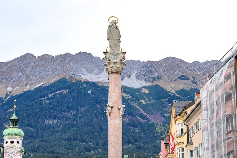 Hohe Berge hinter Statue in Innenstadt von Innsbruck