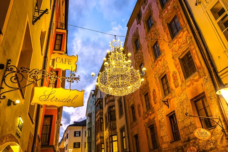 Gebäude in Innsbrucks Altstadt bei Dunkelheit mit scheinenden Lichtern