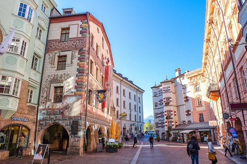 Buntes Restaurantgebäude sowie Kopfsteinpflasterweg in Innenstadt von Innsbruck