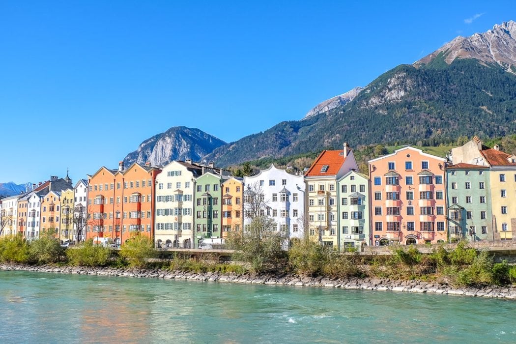 Bunte Häuser entlang des Flussufers in Innsbruck