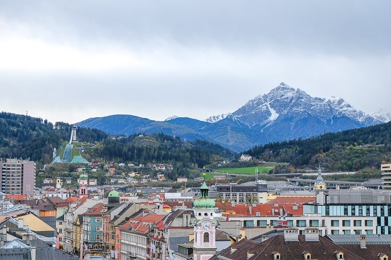 Blick über Gebäude von Innsbruck mit Bergen im Hintergrund