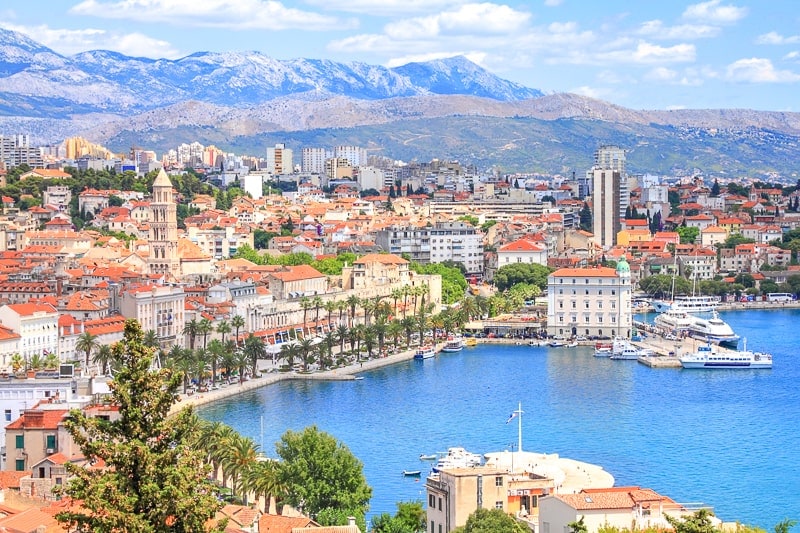 Blick von Hügel auf Altstadt von Split und Meer