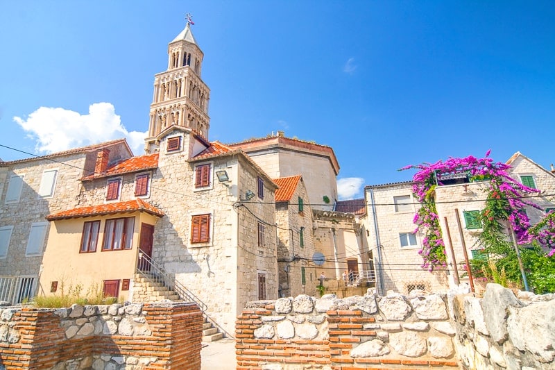 Alstadt von Split mit Blumen und Turm bei blauem Himmel