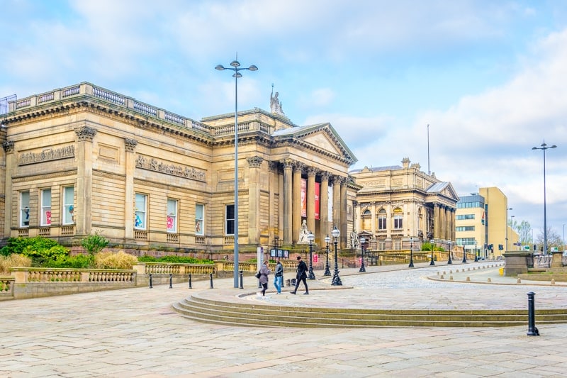 Großes Museumsgebäude mit Kopfsteinpflaster im Vordergrund in Liverpool