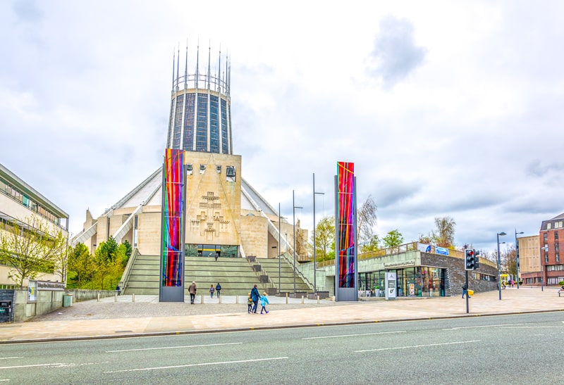 Gebäude einer modernen Kathedrale in Liverpool mit Straße im Vordergrund