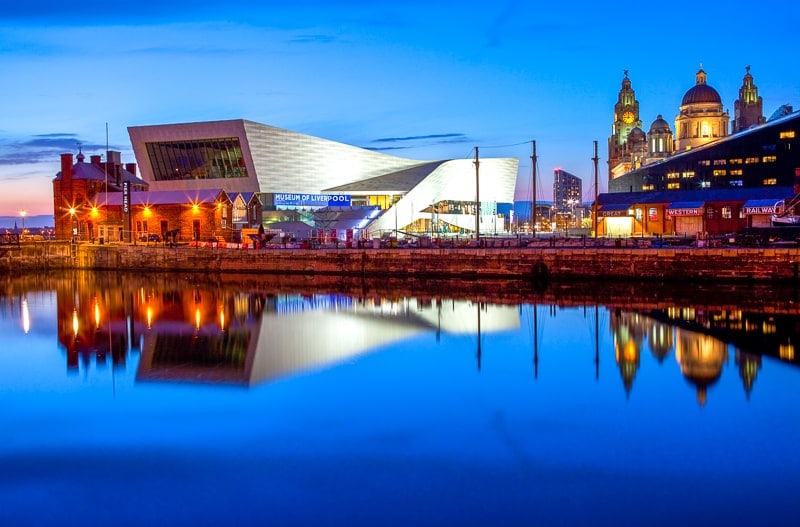 Modernes Museum von Liverpool bei Dunkelheit mit Reflektion im Wasser