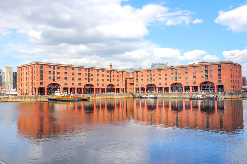 Gebäude aus rotem Backstein am Wasser in Liverpool England