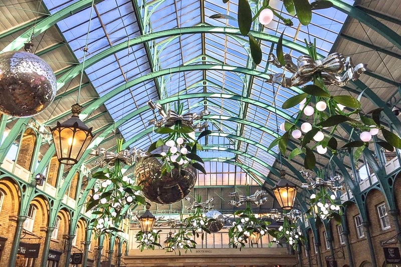 grüne Stützen mit Glasdach im Covent Garden London