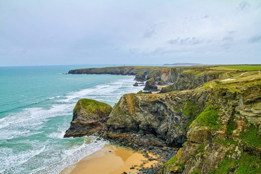 grüne felsige Küstenlinie von Bedruthan-Steps an Küste von Cornwall