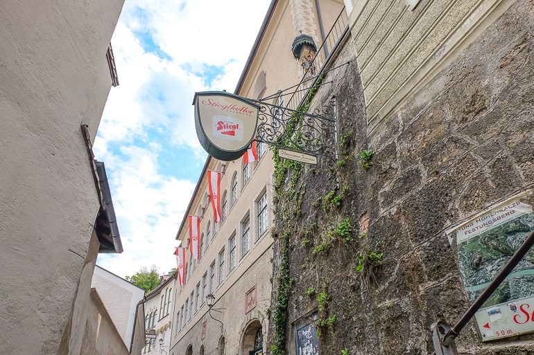Schild von Biermarke an Wand in Altstadt von Salzburg