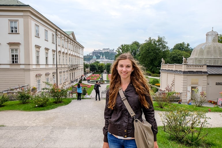 Frau steht vor Garten in Schloss Mirabell Salzburg Sehenswürdigkeiten